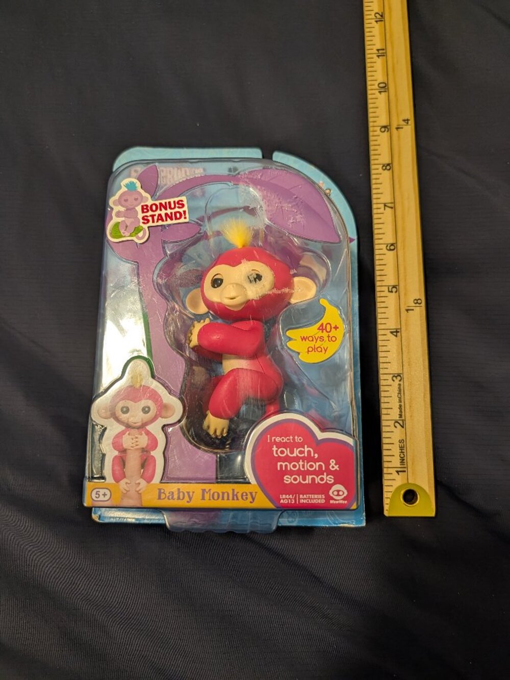 WowWee Fingerlings Interactive Baby Monkey Pink Yellow Hair Bonus Stand NIB